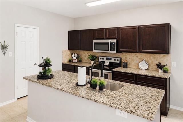 Building Photo - 2021 Meadow Park Dr