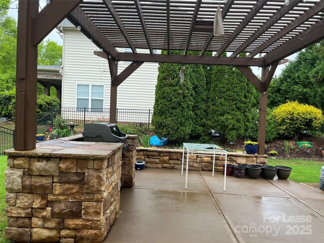 Building Photo - 3026 Scottcrest Way
