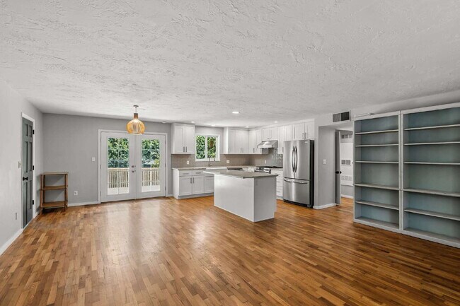 Building Photo - Charming 4-Bedroom Ashland Home with ADU, ...