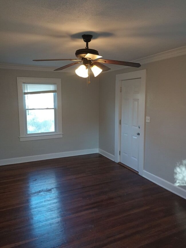 Building Photo - Sweet 2 Bedroom, 1 bath in Kansas City!