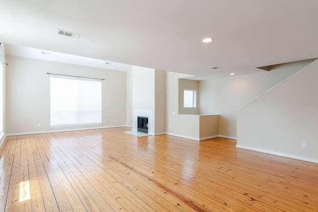 Building Photo - Stunning Contemporary 3-Story 3/2/2 Townhome in Oaklawn Gated Community!