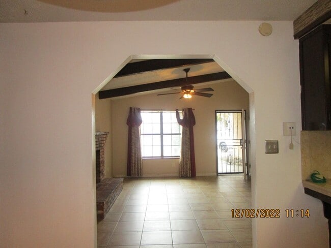 Building Photo - South Bakersfield, 3 Bedroom 2 Bathrooms