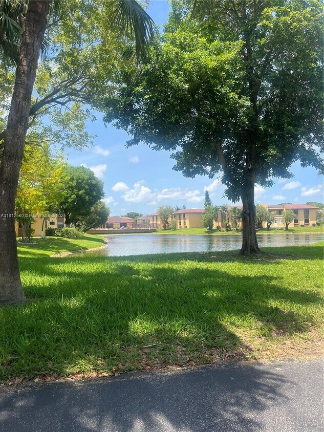 Foto principal - 10891 NW 7th St