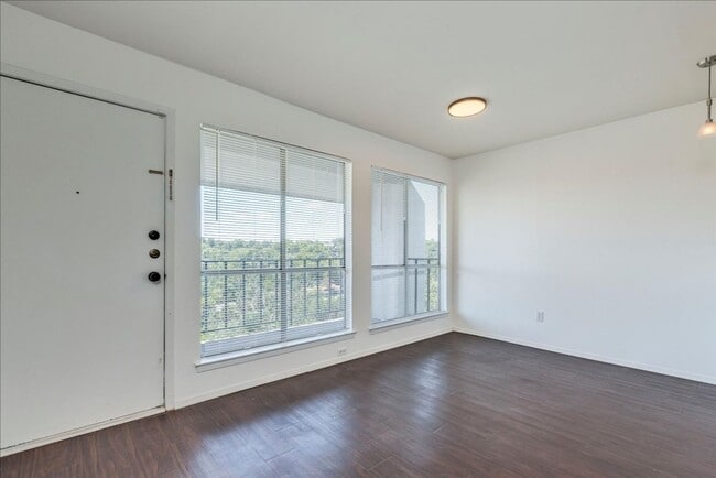 Foto del edificio - 6910 Hart Ln