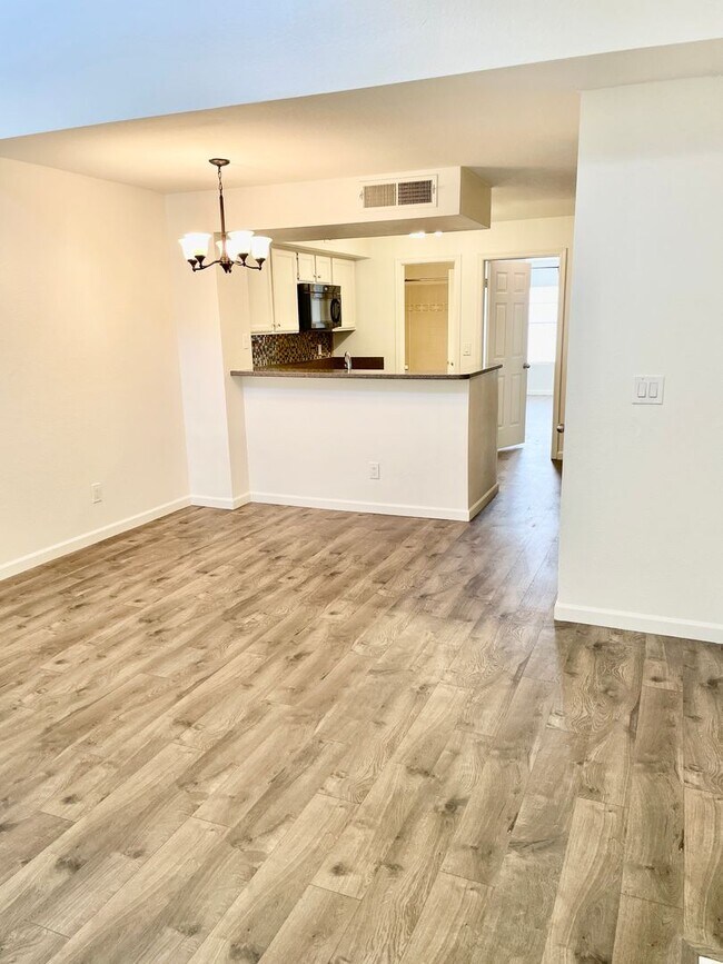 Building Photo - Beautiful updated condo!