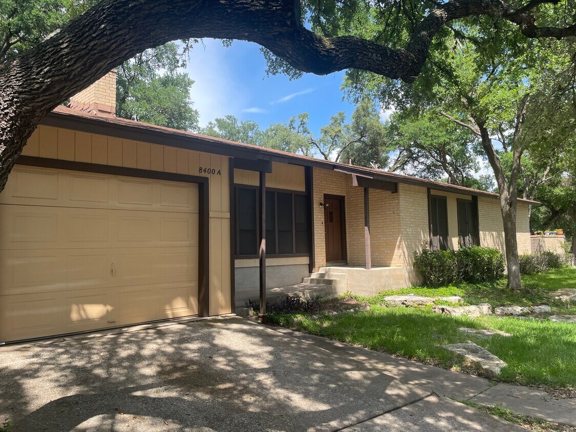 A beautiful home in established Austin neighborhood - 8400 Tallwood Dr