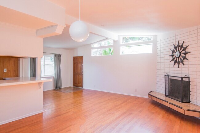 Building Photo - 8531 Walnut Dr