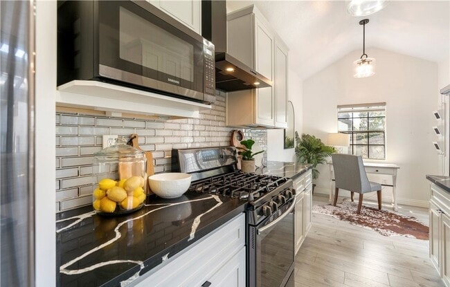 Building Photo - Clean and perfect One Bedroom