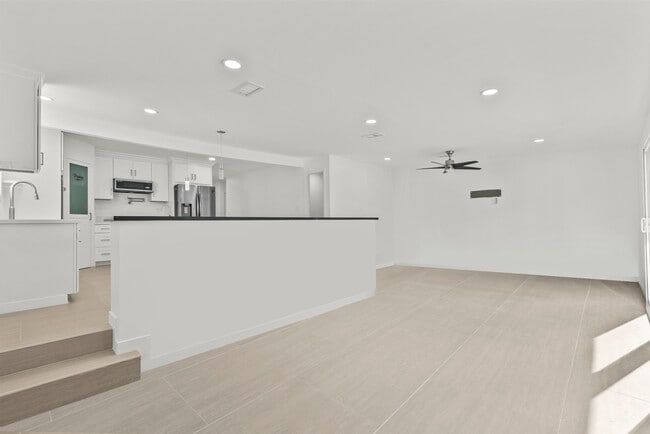 Building Photo - 10144 Gaviota Ave