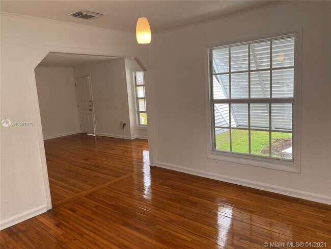 Building Photo - 3927 SW 64th Ave