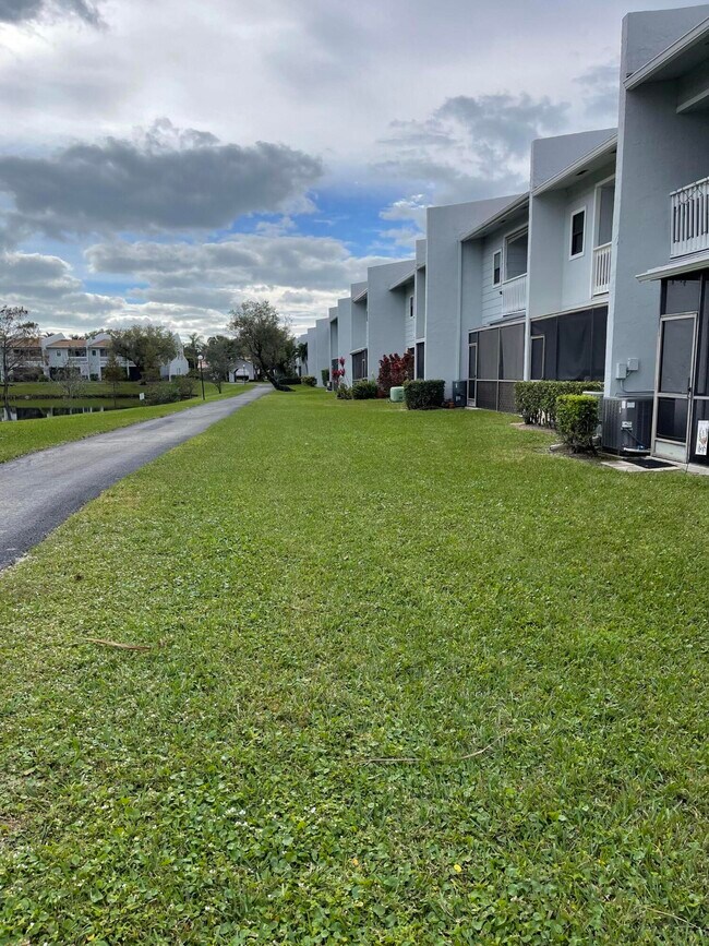Foto del edificio - 1613 Woodbridge Lakes Cir