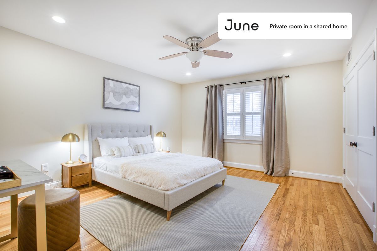 Foto principal - Private bedroom in 3 bed/2 bath Home