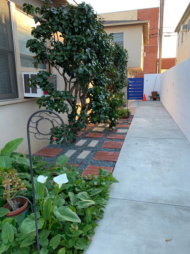 Pasarela2 - 1517 Pontius Ave