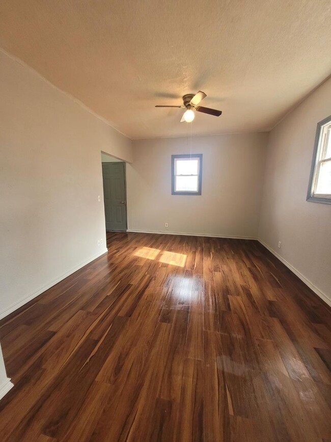 Building Photo - $649 - 1 bed 1 bath - Single Family Home