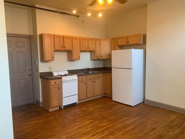 Foto del edificio - Available Now! Modern 1 Room Studio Apartment in Downtown York City Building