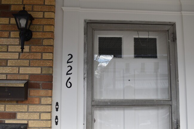 Private Entrance - 226 Mill St