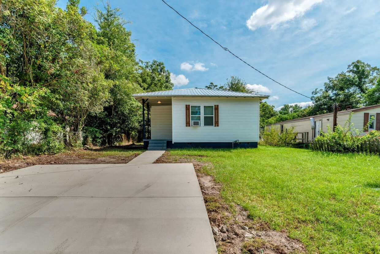 Primary Photo - 2 bed/1 bath, single-family home for rent ...