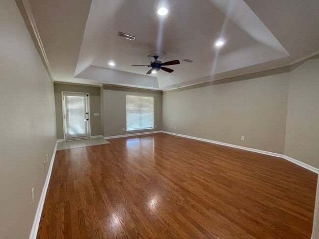 Oversized living room - 115 Lakeside Dr