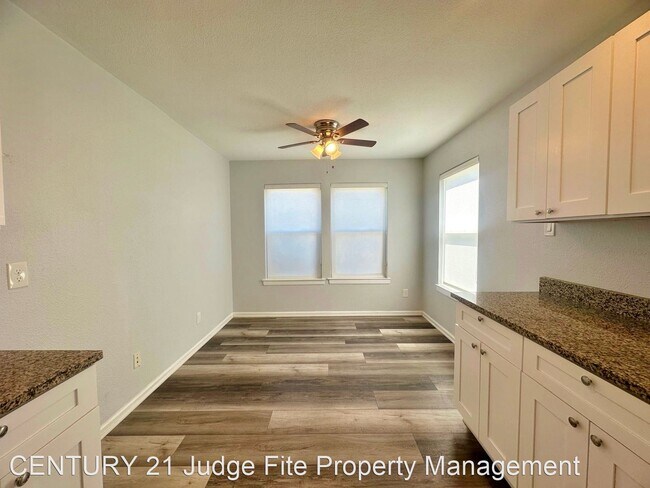 Building Photo - 3 br, 2 bath House - 814 N. Riverside Drive