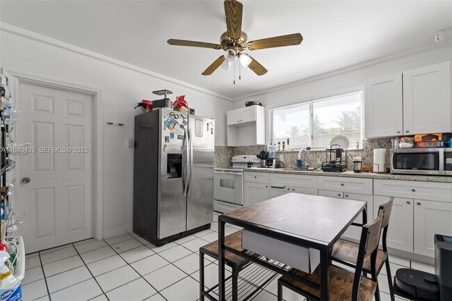 Foto del edificio - 2453 SW 17th St