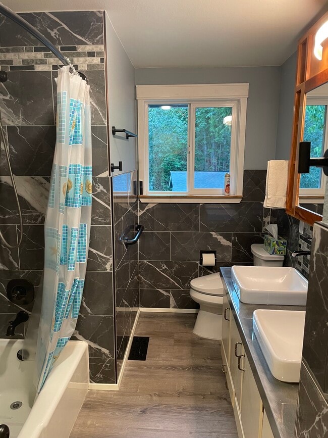 Main hall bath with double vanity - 2186 Evergreen Ave SE