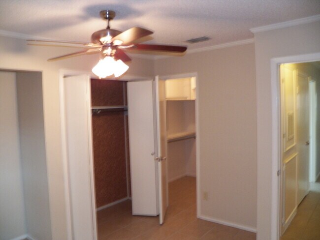 Segundo dormitorio con un amplio vestidor y un segundo armario con puerta plegable (como se muestra arriba). - 400 W South Town Dr