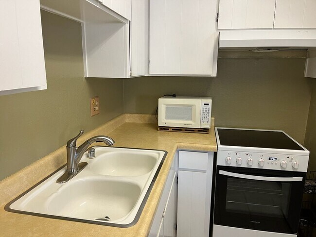 Foto del edificio - Available Now is a Beautiful Condo Located...