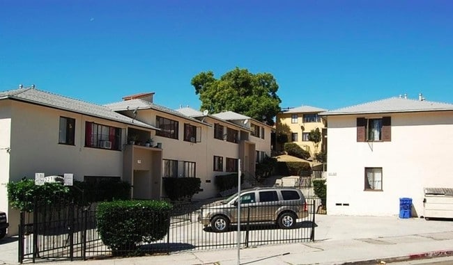 Foto del edificio - Modern 1BR with Balcony & Parking – Live t...