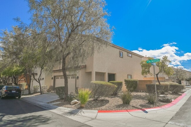 Foto del edificio - This Stunning 3 Bed, 2 ½ Bath Home Is A Ra...