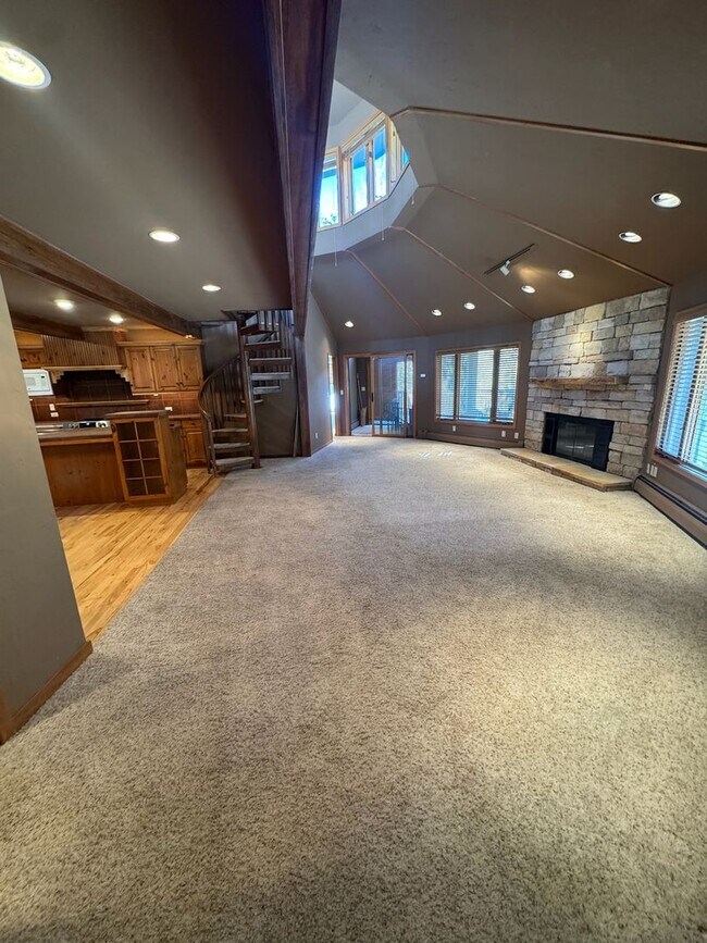 Foto del edificio - Classic Vail Retreat with 2 Kitchens, Loft Office, and 2-Car Garage