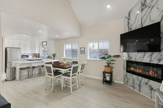 Foto del edificio - Spacious 3 BD/3 BA Furnished Home Near Mission Beach 9-Month Lease