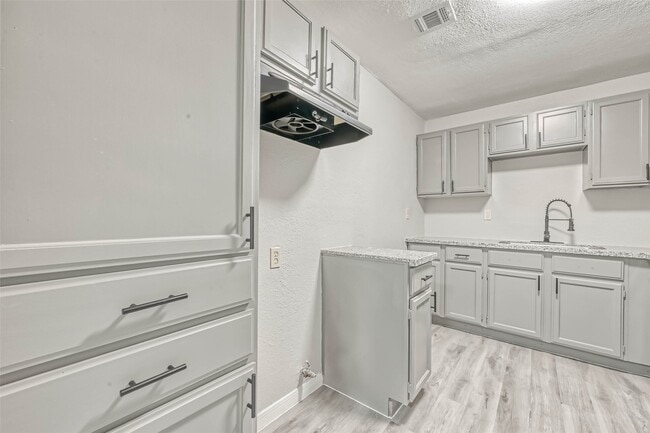 Building Photo - 5962 Willow Glen Dr