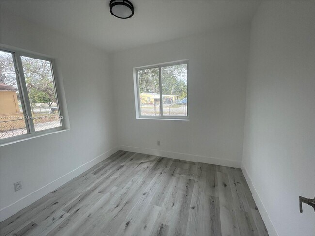 Foto del edificio - 2380 NW 102nd St