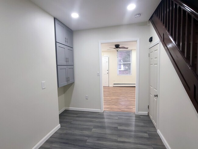 Building Photo - 553 9th St