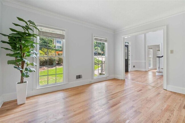 Foto del edificio - 275 Sageglen Rd