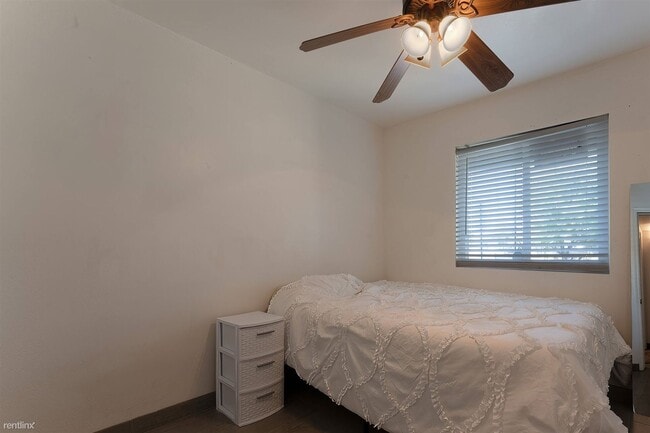 Building Photo - 2 br, 2 bath Townhome - 406 East Washingto...