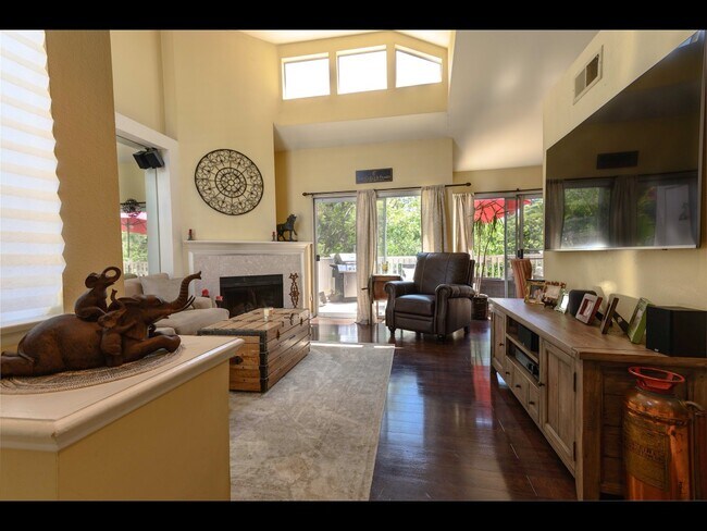 Living room - 755 Schenley Bay