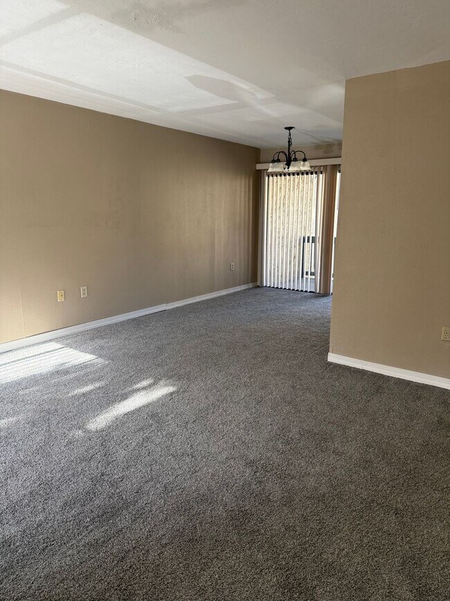 Foto del edificio - LEASE NOW AND ENJOY 50% OFF 2ND MONTH! Spa...