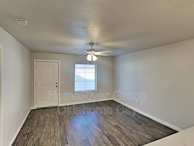 Building Photo - 404 Vail Cir