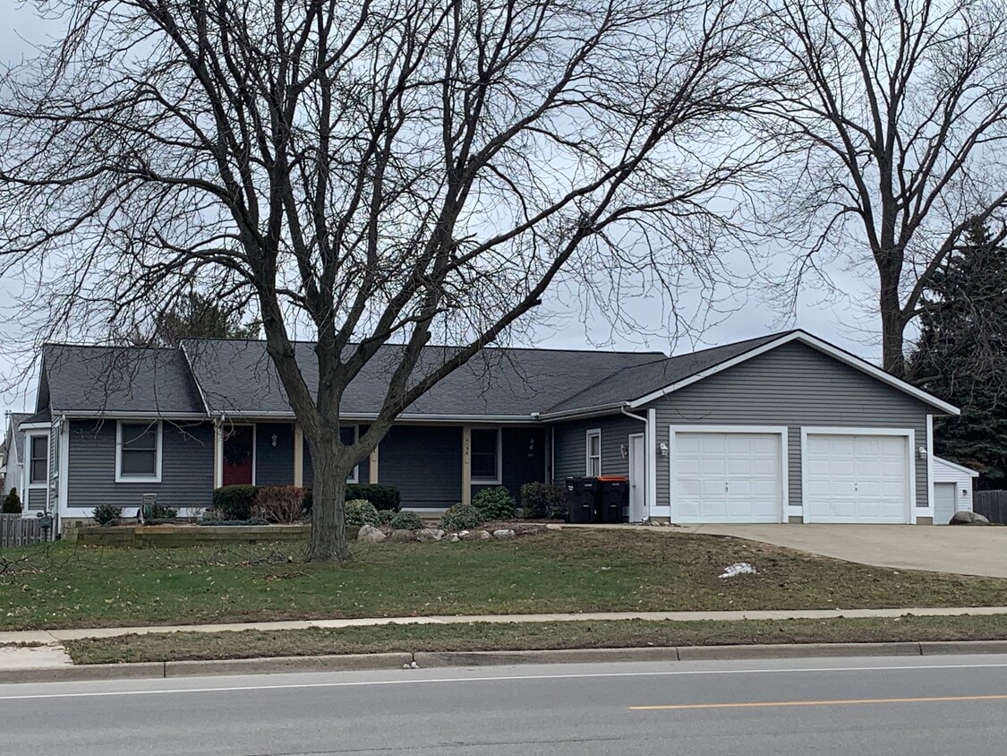 Spacious Grandville duplex - 4196 Ivanrest Ave SW