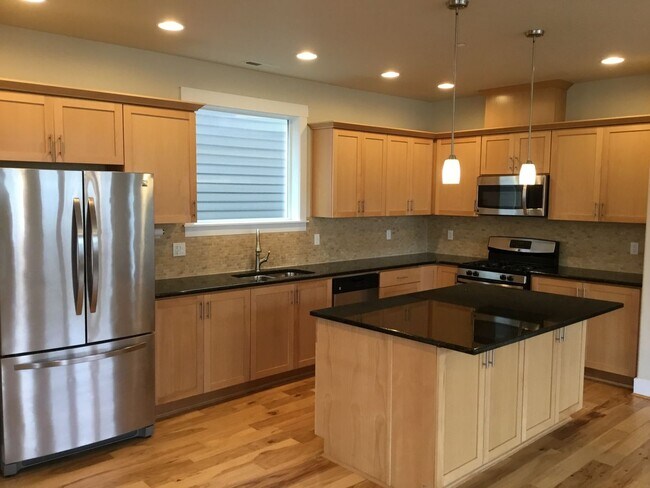 Building Photo - Gorgeous 4 Bedroom Home with Custom Built-...