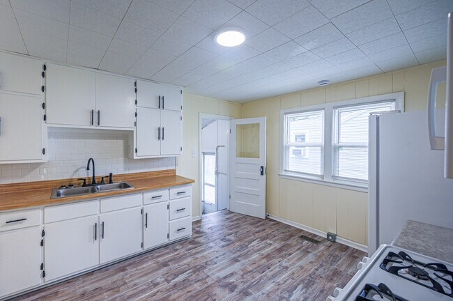 Foto del edificio - 2232 E Riverside Dr