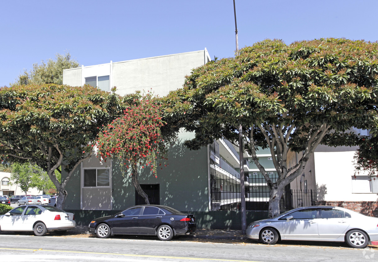 Primary Photo - Hyde Park Apartments