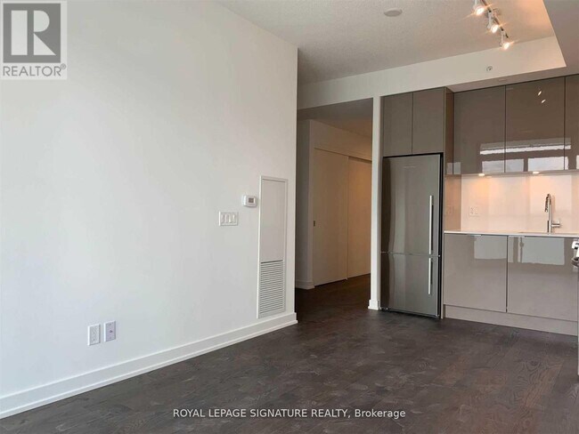 Building Photo - 25 Richmond St E