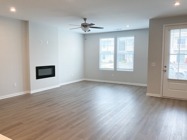 Building Photo - 493 Crown Dr