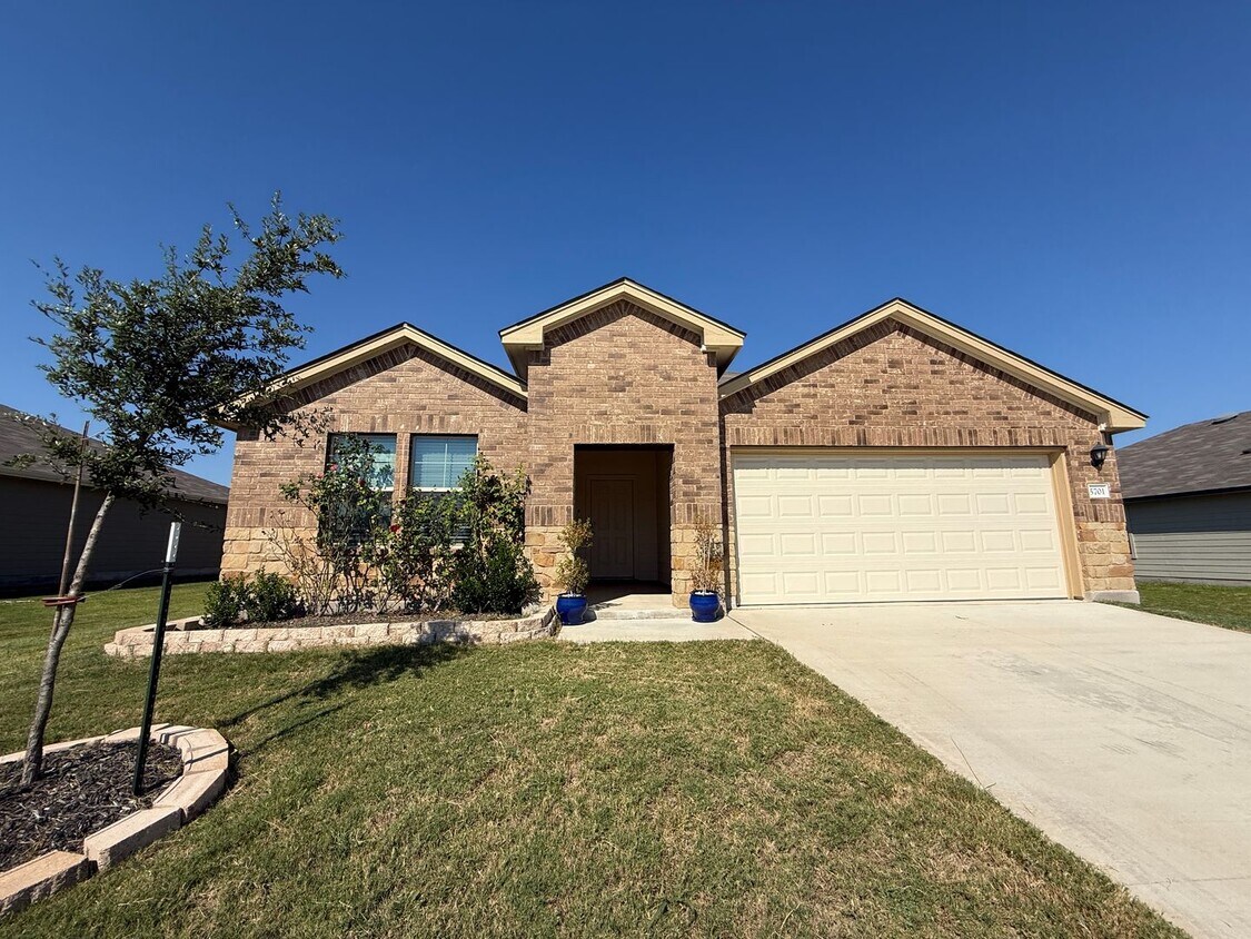 Foto principal - 5701 Madelyn Dr