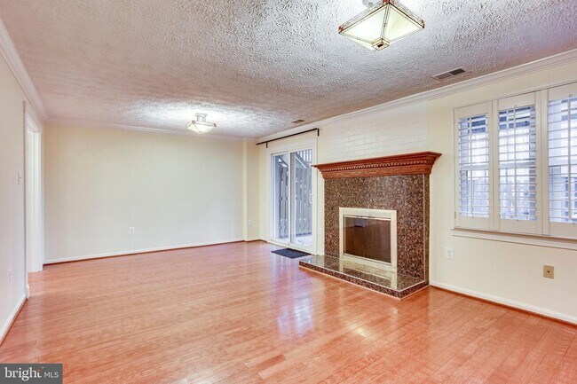Building Photo - 2812 Kelly Square