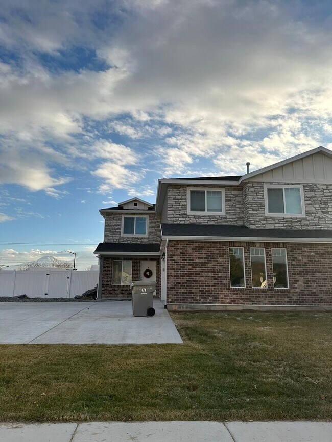 Foto del edificio - Charming 4BR Townhome in Springville