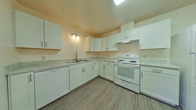 Building Photo - 2BR/1Ba, close to 7th Street, food truck court and shopping