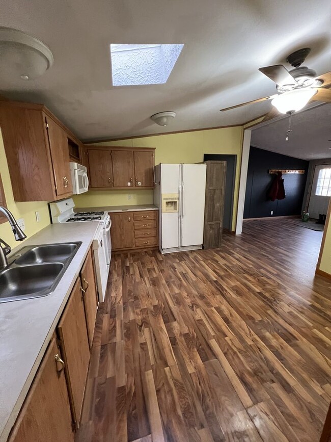 Building Photo - 3 Bed, 2 Bath Single Family home - Pierz -...